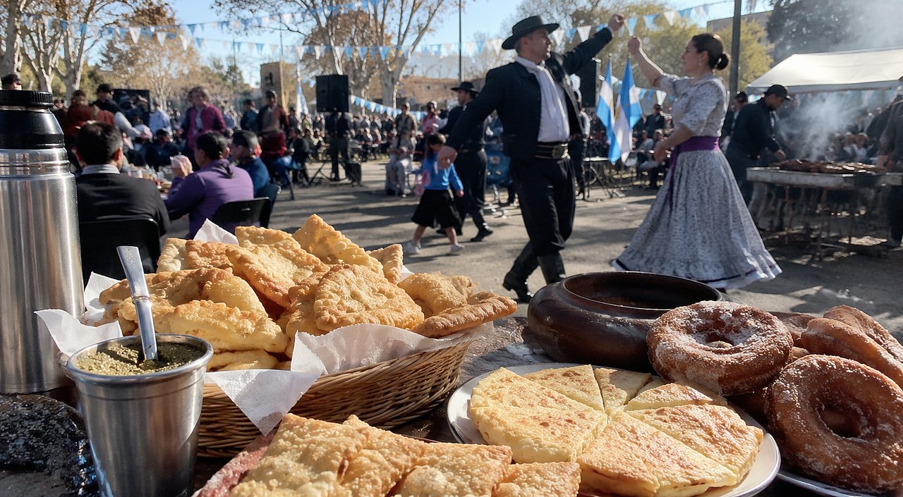 Turistas disfrutando de gastronomía criolla en la provincia de Buenos Aires