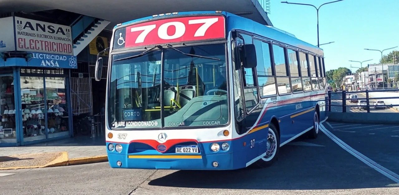 Colectivo de la línea 707 detenido en San Isidro