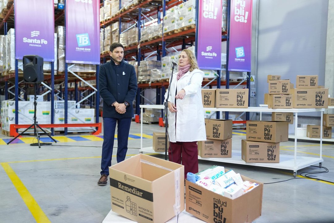 Pullaro muestra la caja vacía del Plan Remediar en Santa Fe