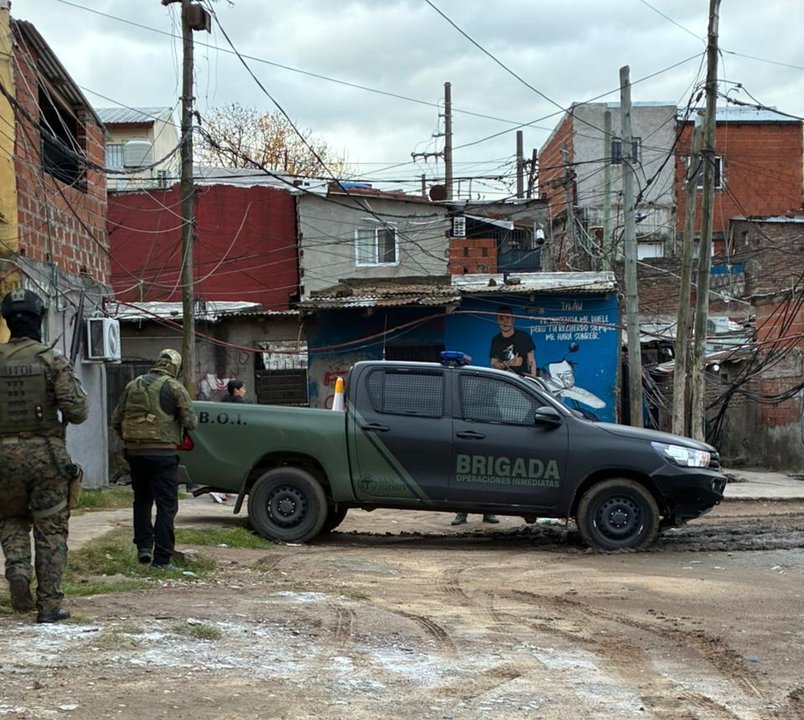 Intensa operación en Villa La Cava: 32 detenidos y armas incautadas