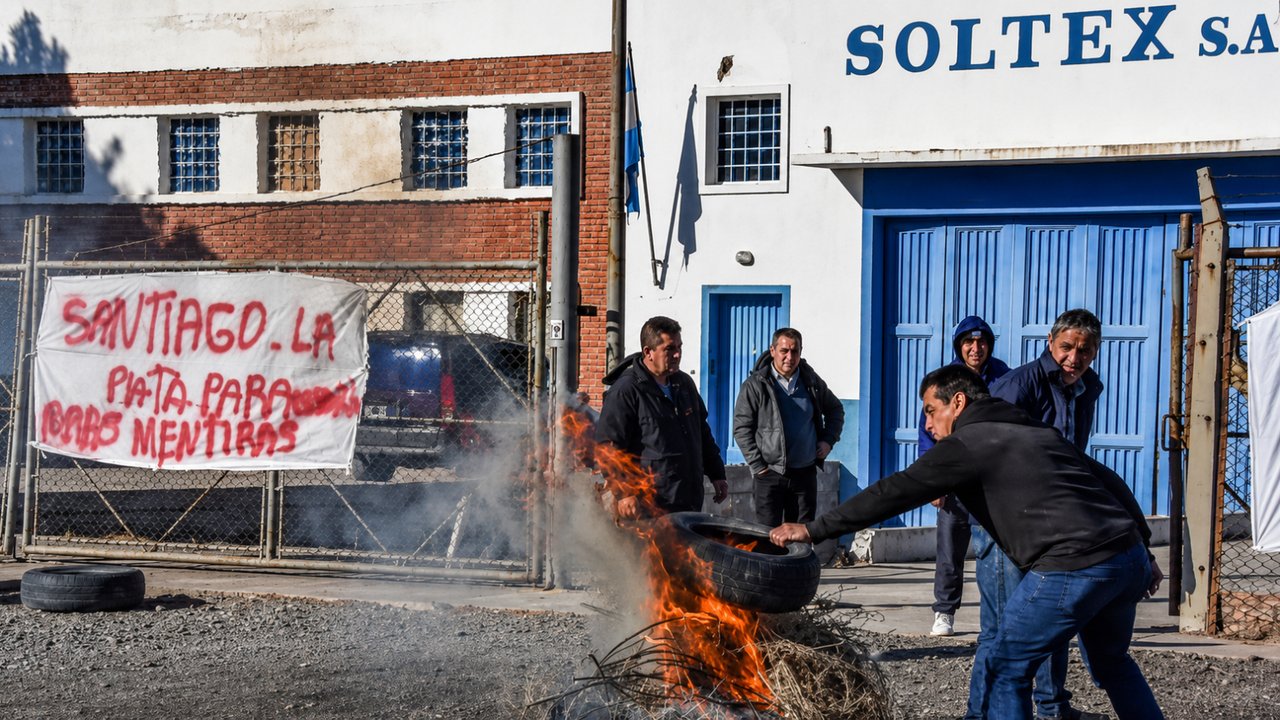 Protesta de trabajadores textiles de Soltex en Trelew