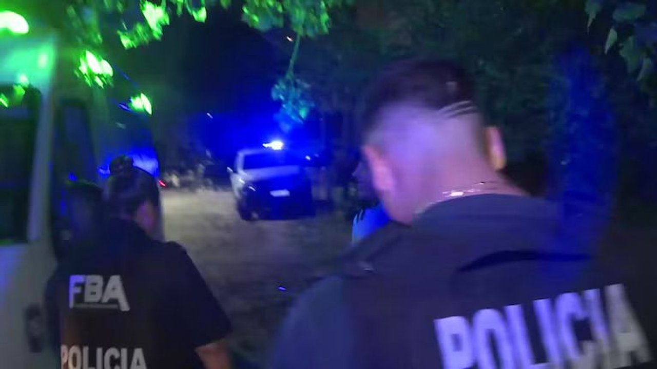 Patrullero policial y escena de un crimen en La Plata