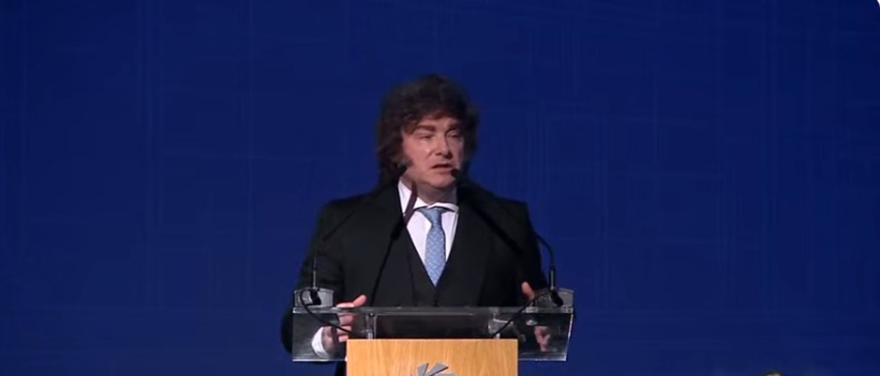 Javier Milei durante una exposición económica en Buenos Aires