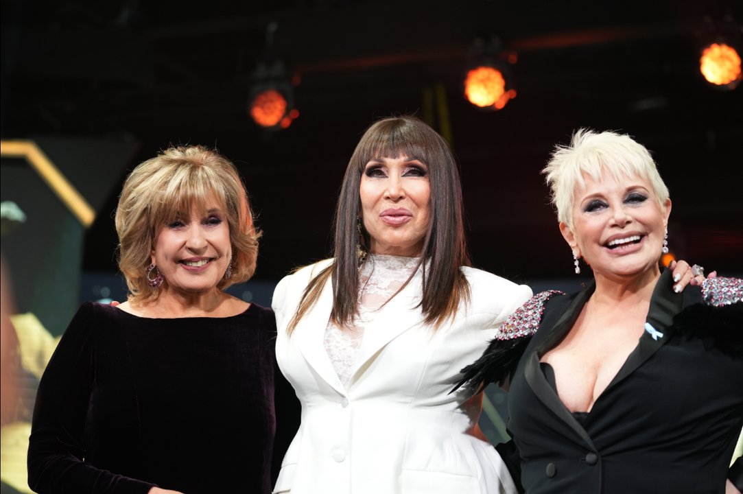 Moria Casán y Georgina Barbarossa se abrazan en la gala de los Martín Fierro