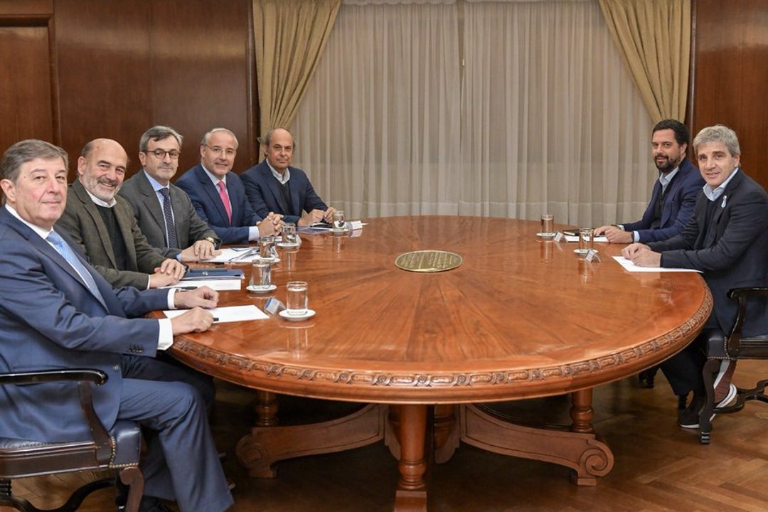 Luis Caputo reunido con autoridades de la UIA