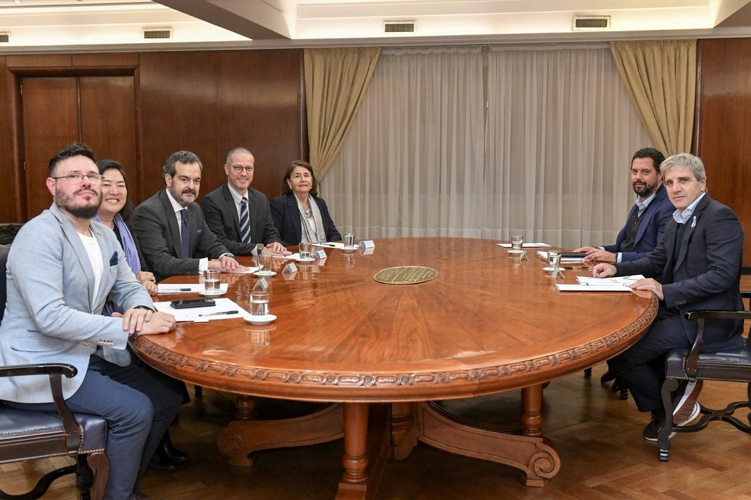 Luis Caputo reunido con representantes de Apple en el Ministerio de Economía