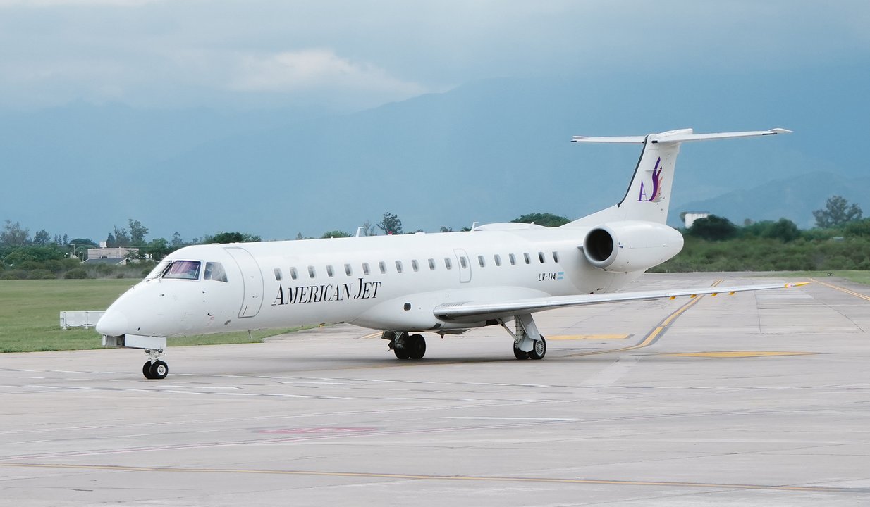 Avión de American Jet en pista, símbolo de nuevas rutas aéreas