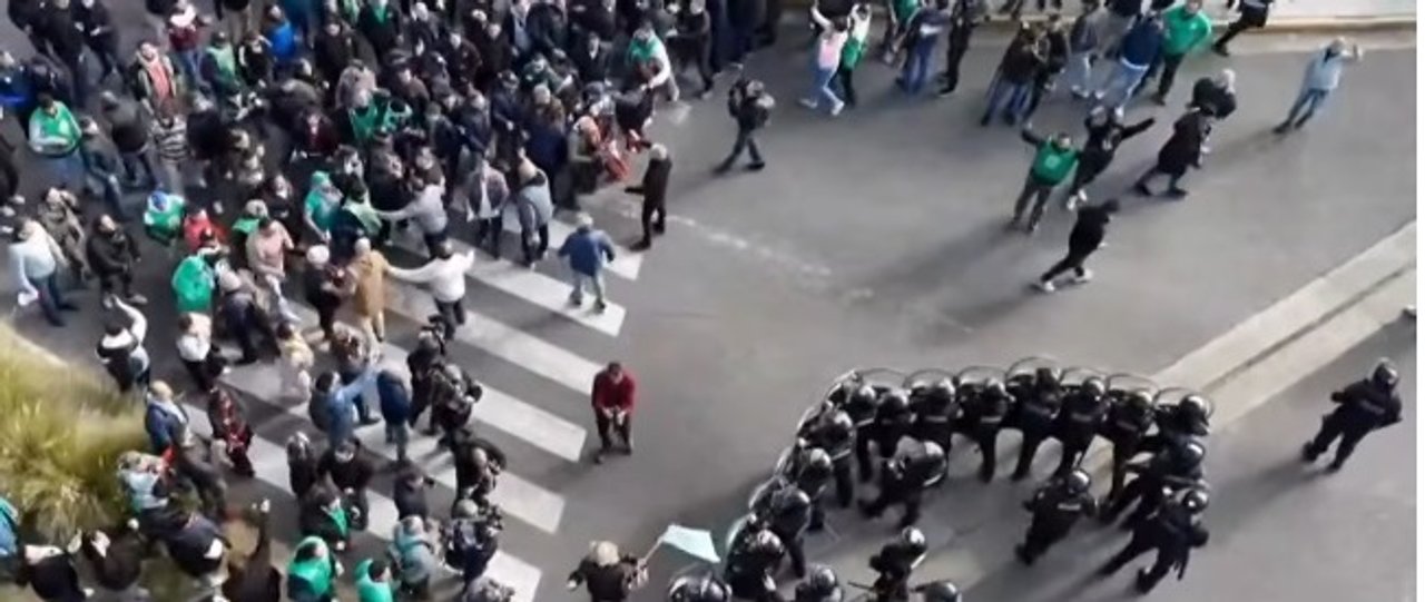 Manifestantes cortan la avenida General Paz a la altura de San Martín en protesta por el cierre de pymes