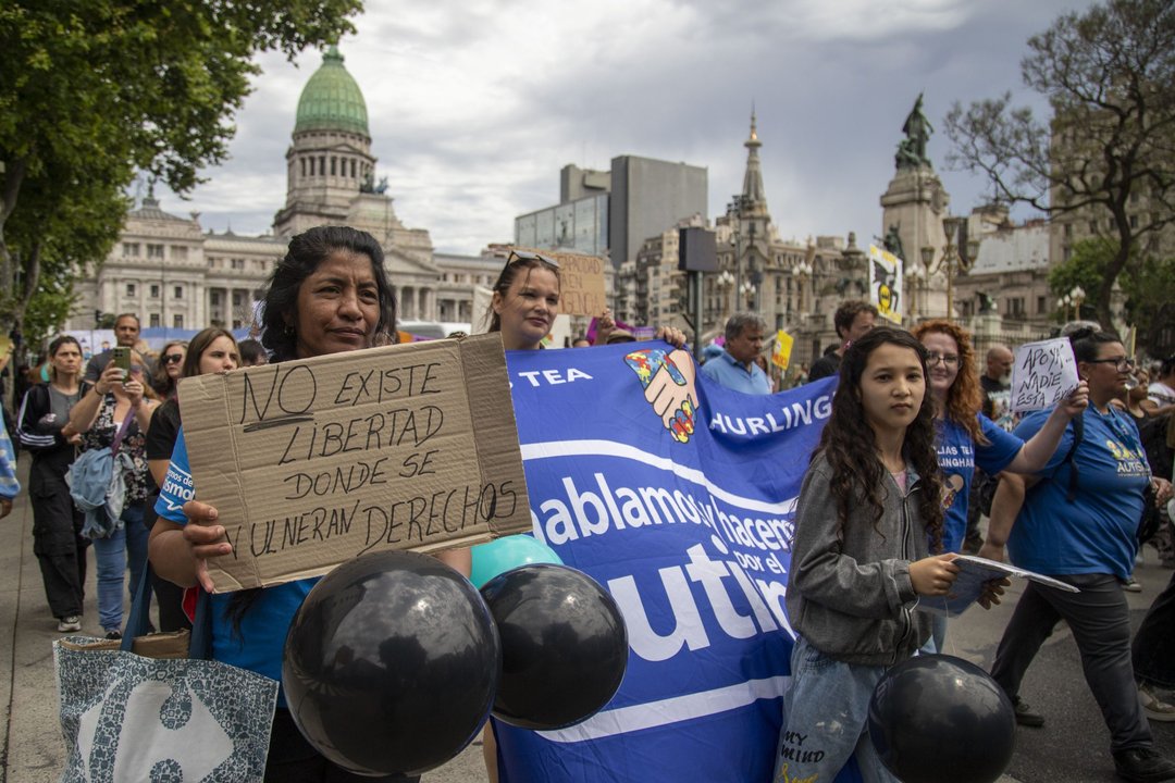 Movilización de trabajadores de la salud hacia Plaza de Mayo