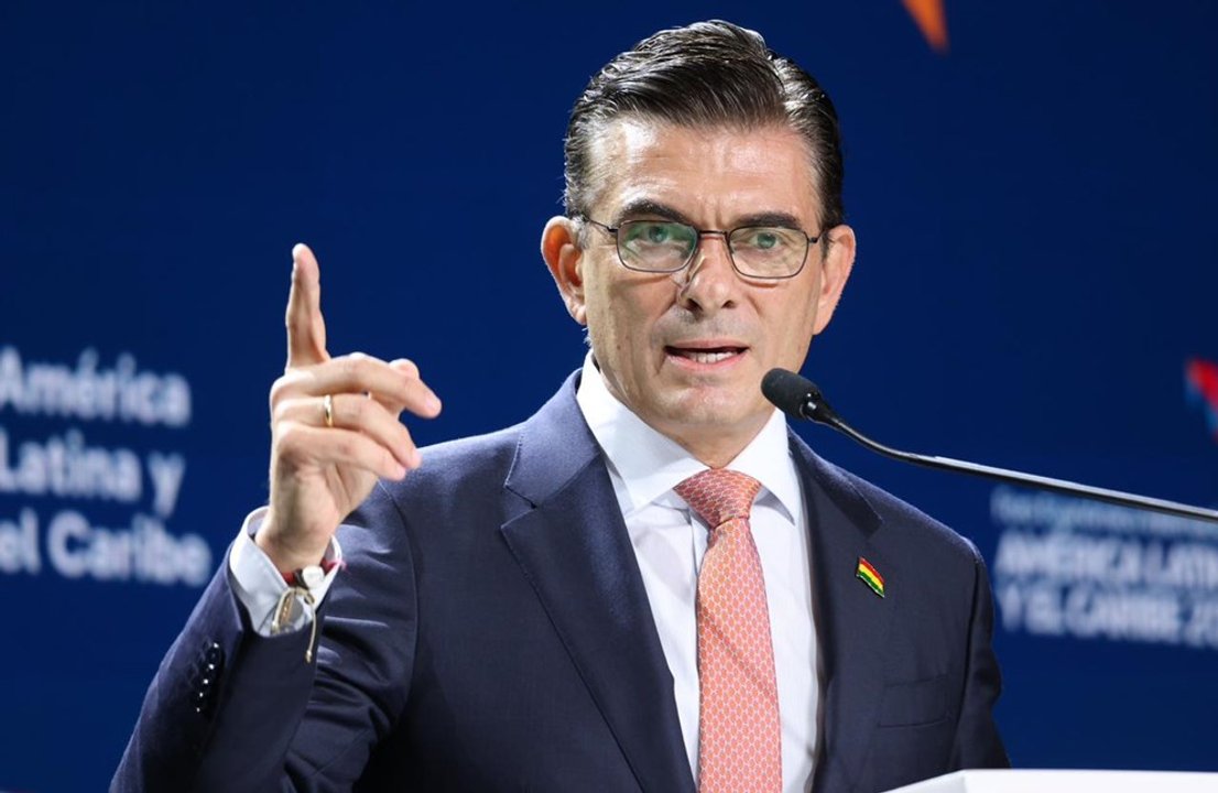 Cancillería de Bolivia y bandera colombiana