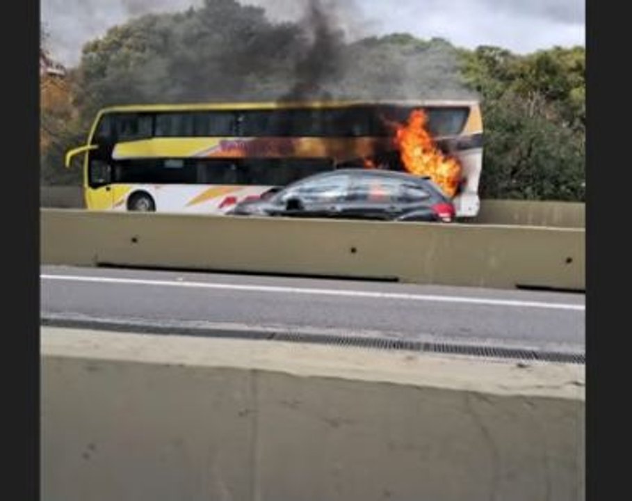 Incendio en micro en la autopista 25 de Mayo deja dos heridos
