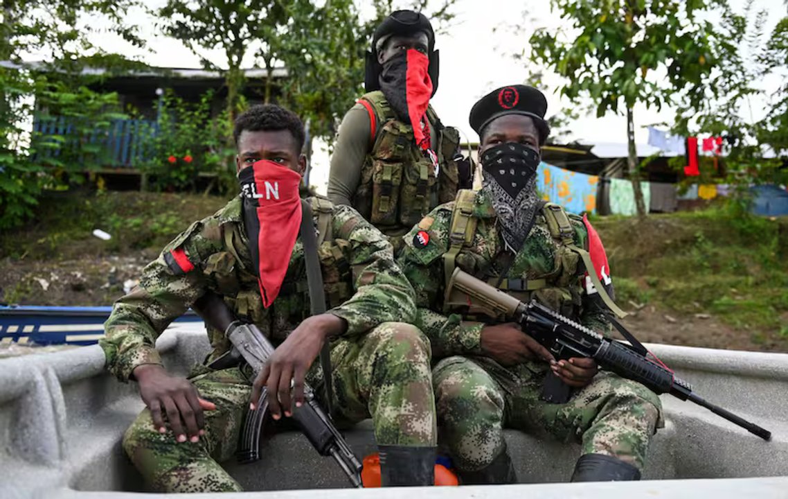 Guerrilleros del ELN en zona rural de Colombia