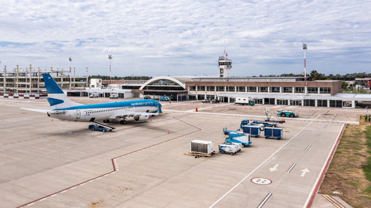 Ordenan eliminar fotos y datos de la mujer tras el escándalo sexual a bordo de un avión en Rosario