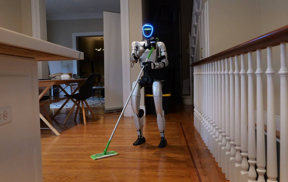 Robot humanoide de limpieza trabajando en una casa de Estados Unidos