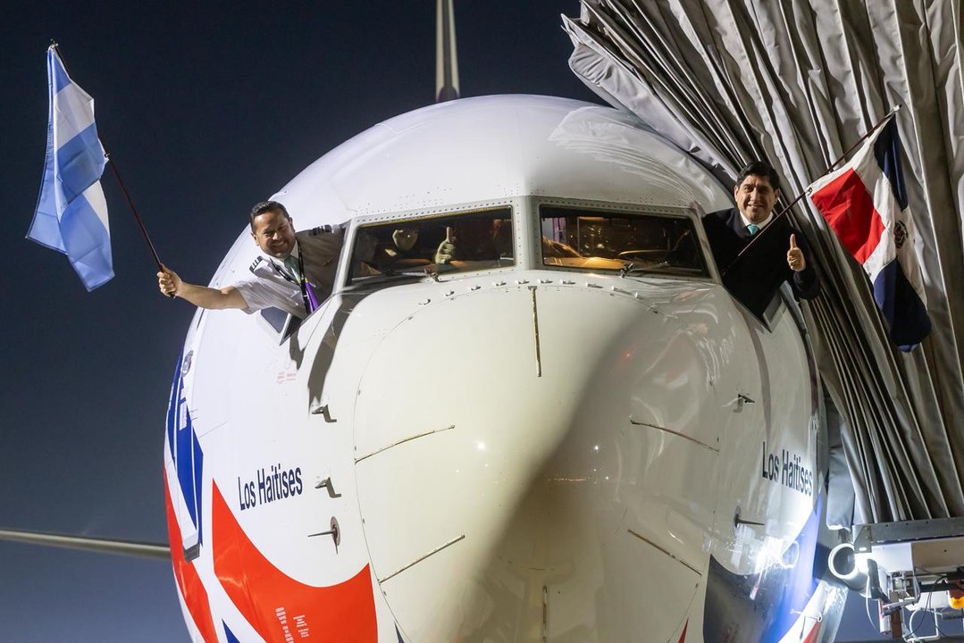 Avión de Arajet en plataforma aeroportuaria