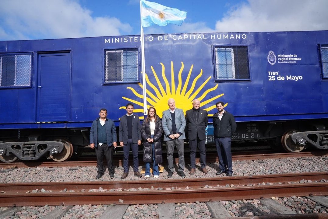 El tren 25 de Mayo reanuda su marcha tras la inauguración de Sandra Pettovello