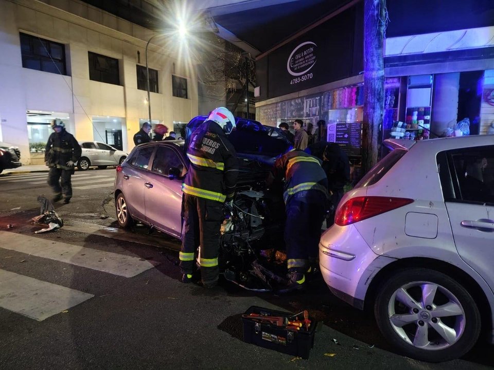 Violento choque en Belgrano dejó varios heridos y graves destrozos en la zona
