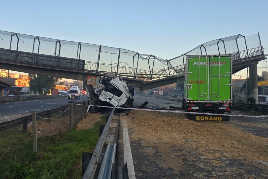 Se cayó un puente sobre la Panamericana en Escobar tras el choque de un camión