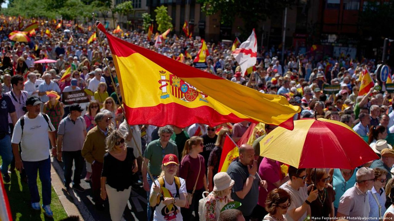 Una multitud copó las calles de Madrid para exigir la renuncia de Pedro Sánchez