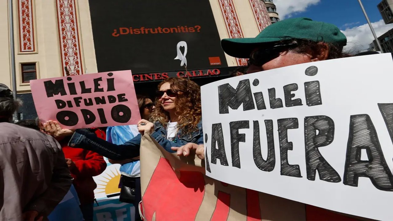 Javier Milei enfrenta un escenario de pérdida de apoyo social por el deterioro de los ingresos