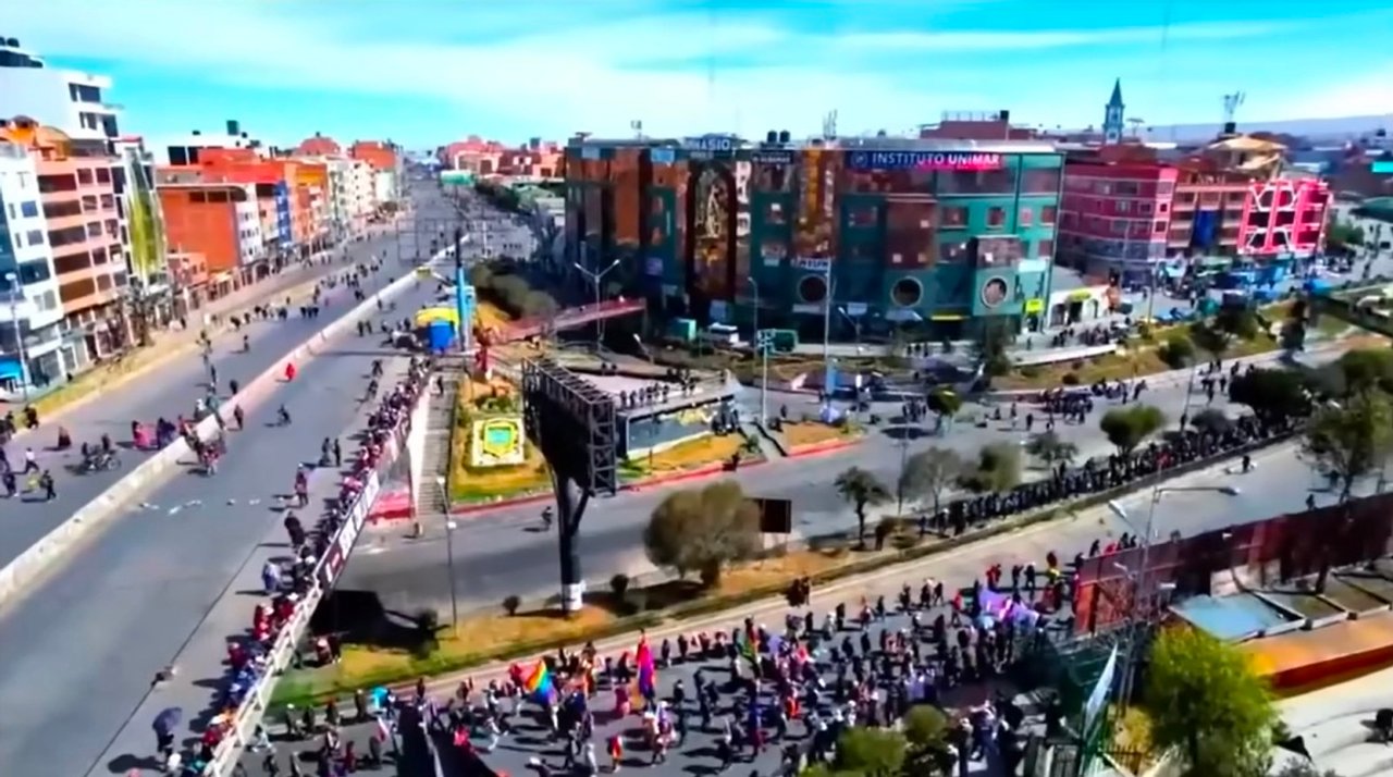 Bolivia: el Gobierno despliega un “corredor humanitario” y vuelven los choques con manifestantes en accesos a La Paz