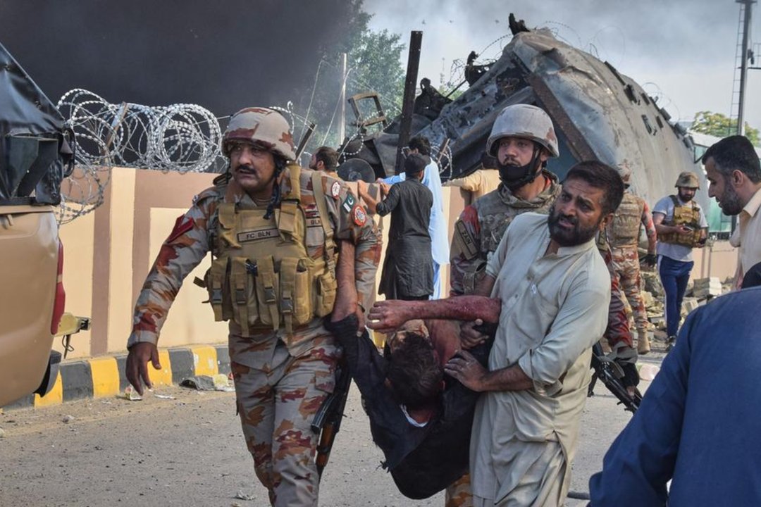 Masacre en Pakistán: un ataque terrorista contra un tren militar dejó 24 muertos