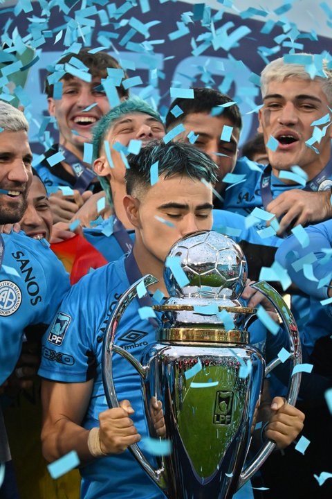 Un momento para la historia: Belgrano levanta la primera copa de su historia en Primera División