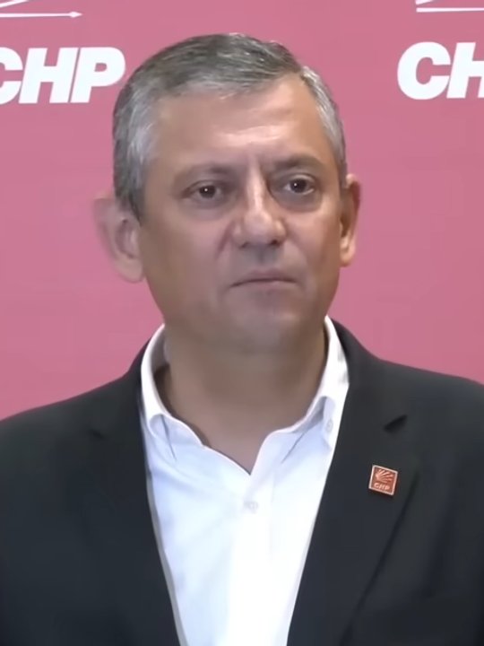 Turquía: la Policía irrumpe y toma por la fuerza la sede del CHP el principal partido opositor