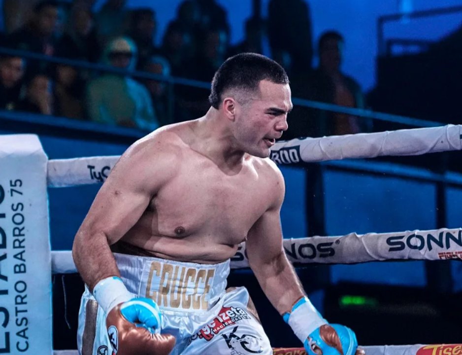 Karim Crucce hace historia y se convierte en el campeón pesado más joven de Argentina