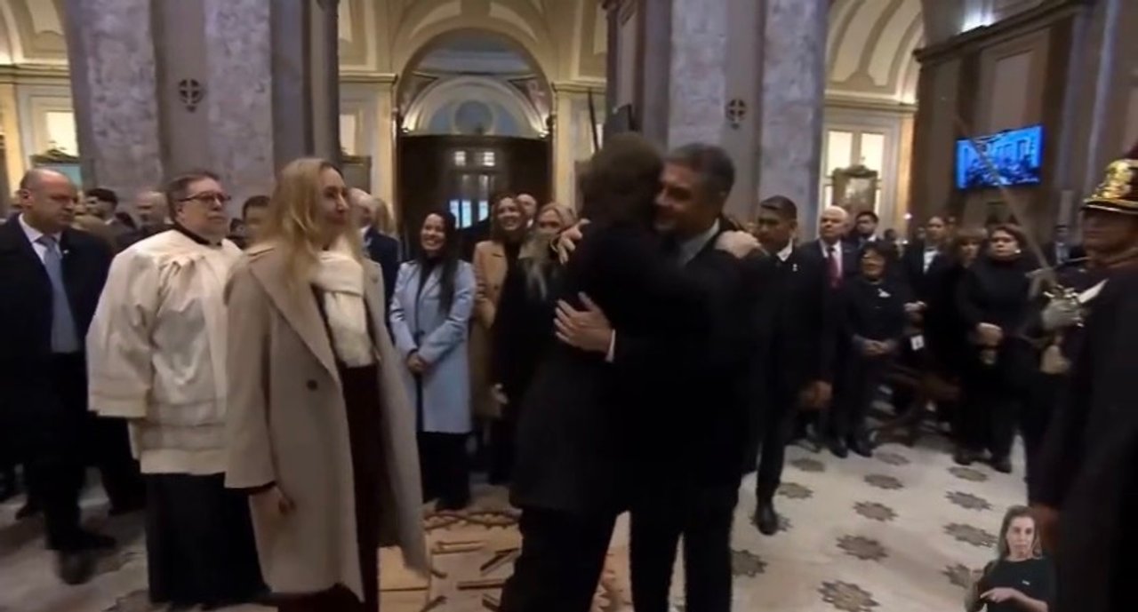 Javier Milei abraza a Jorge Macri en la Catedral Metropolitana