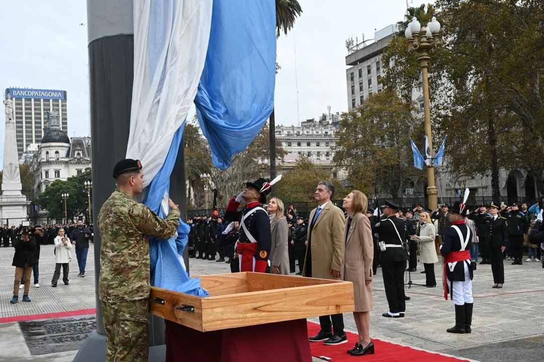 Jorge Macri encabezó el izamiento de la bandera en la Plaza de Mayo