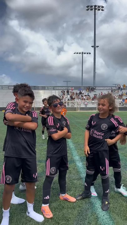El hijo menor de Messi marcó un golazo de tiro libre y festejó con lentes de sol