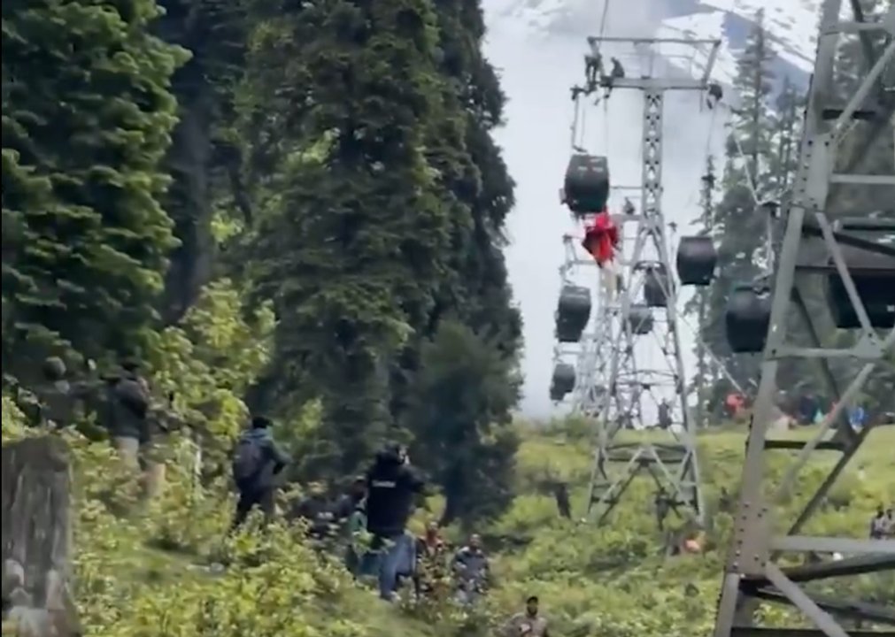 Un teleférico en India se detuvo con turistas a 150 metros de altura: 6 horas de rescate