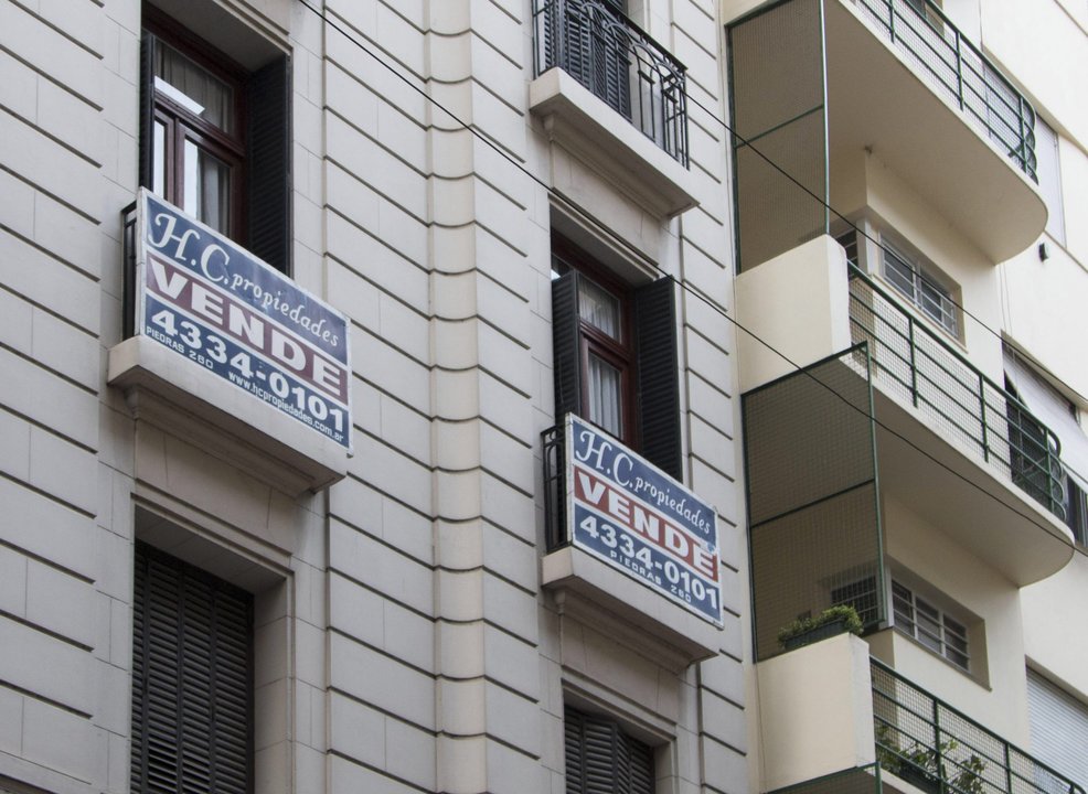 Carteles de venta de propiedades en la Ciudad de Buenos Aires