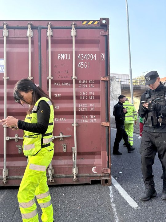 Un camión volcó su contenedor contra un utilitario en plena General Paz: dos heridos