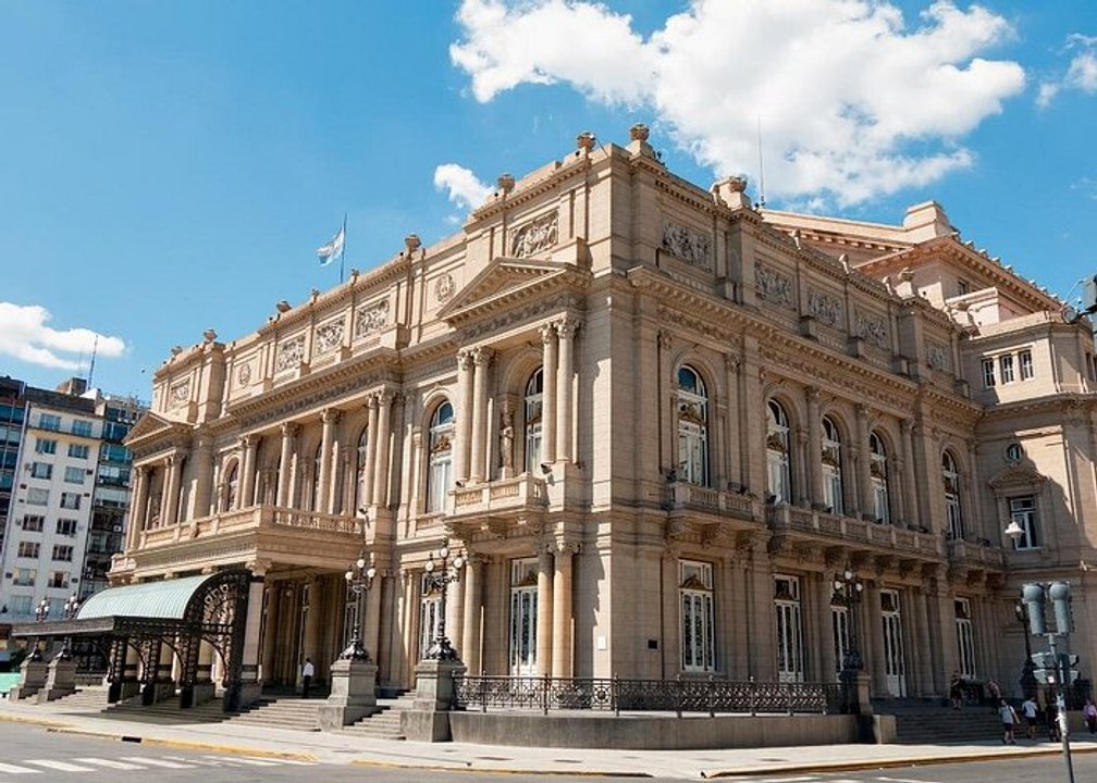 Operativo por paquete sospechoso frente al Teatro Colón