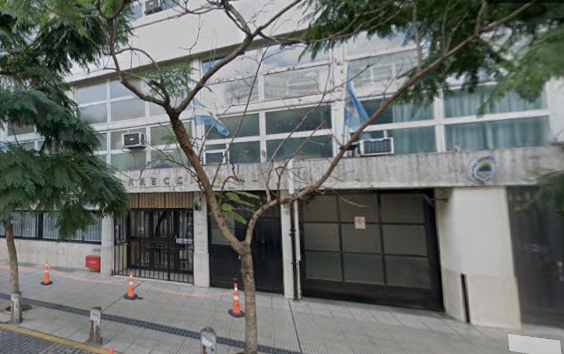 Video: momento en el que un hombre dejó el bolso sospechoso al lado de un edificio judicial