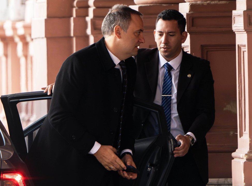 Adorni se prepara para presentar su declaración jurada, pero elude las presiones de Bullrich y Villarruel