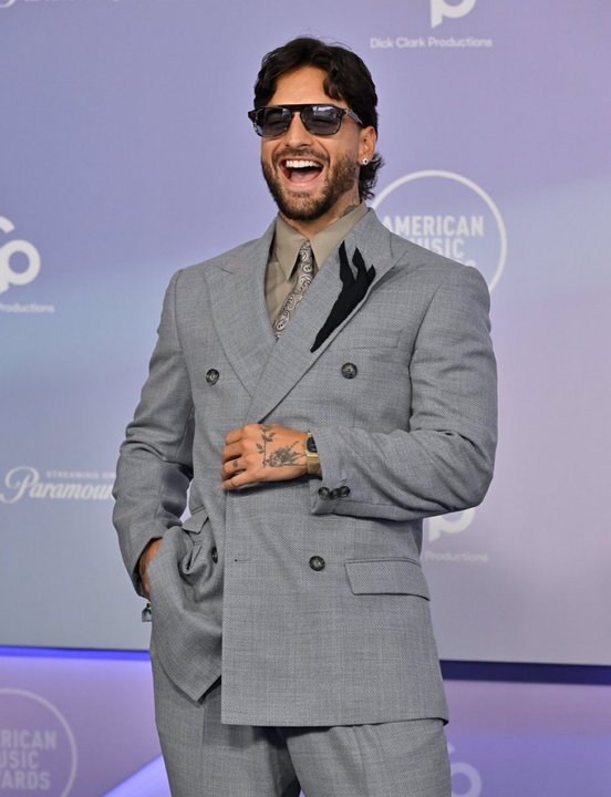 Maluma se lució en los AMA’s y se robó todas las miradas en la alfombra azul