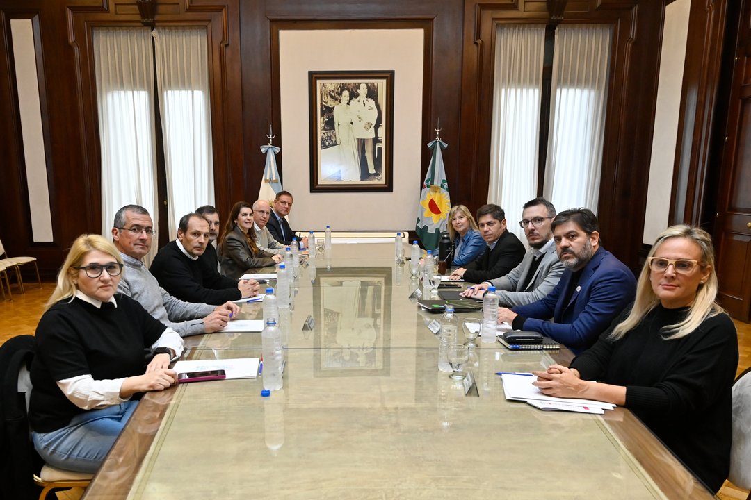 Axel Kicillof junto a intendentes bonaerenses tras la firma de contratos de leasing
