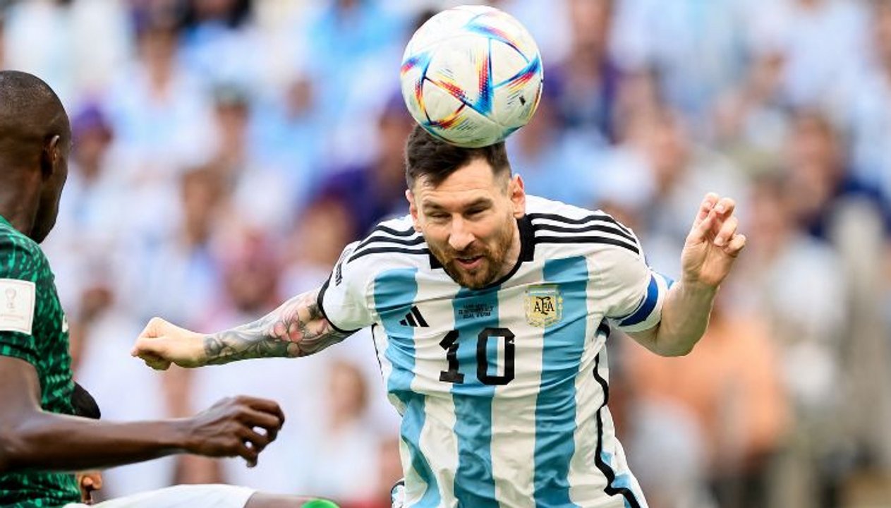 Jugador cabeceando una pelota de fútbol