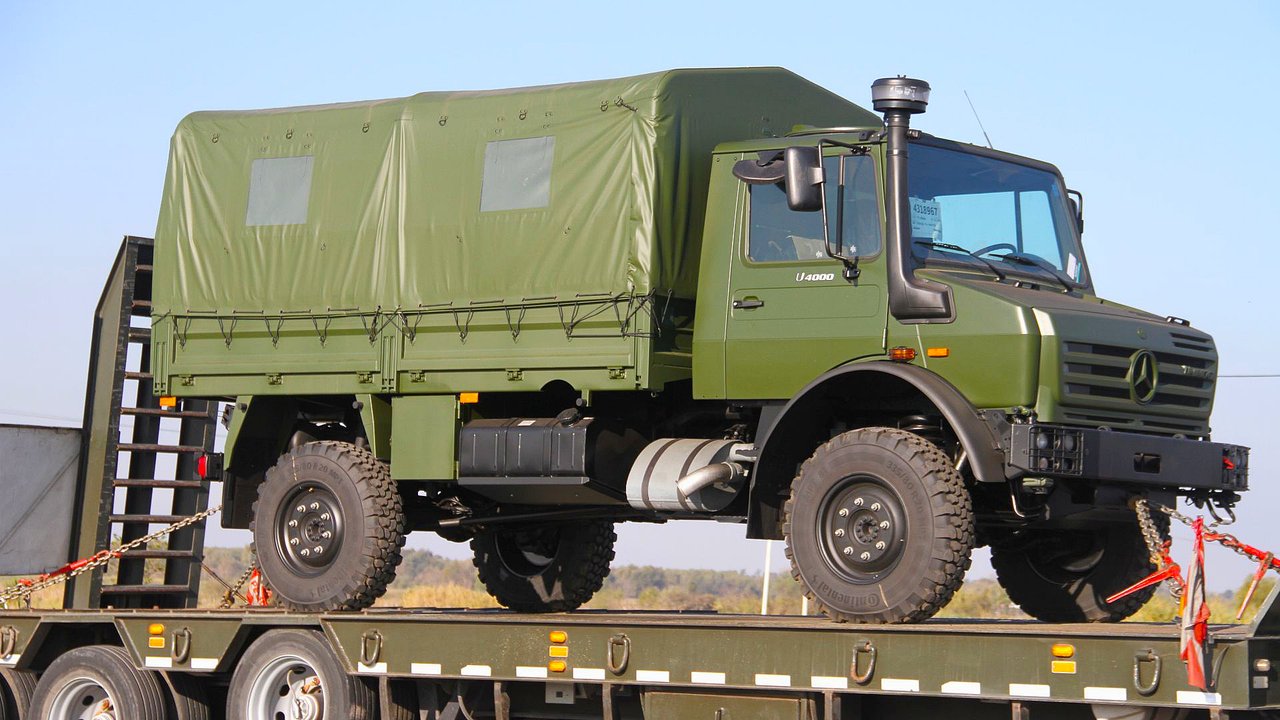 Nuevos camiones tácticos Unimog U4000 del Ejército Argentino en el puerto de Zárate