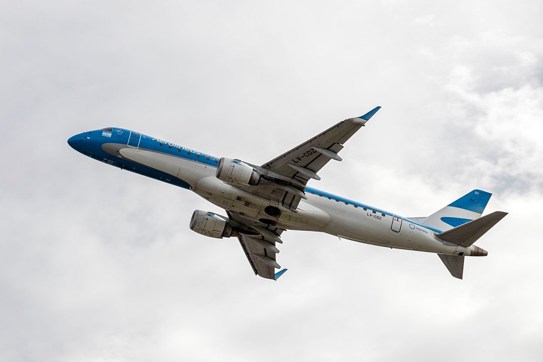 Avión de Aerolíneas Argentinas en aeropuerto de la Patagonia