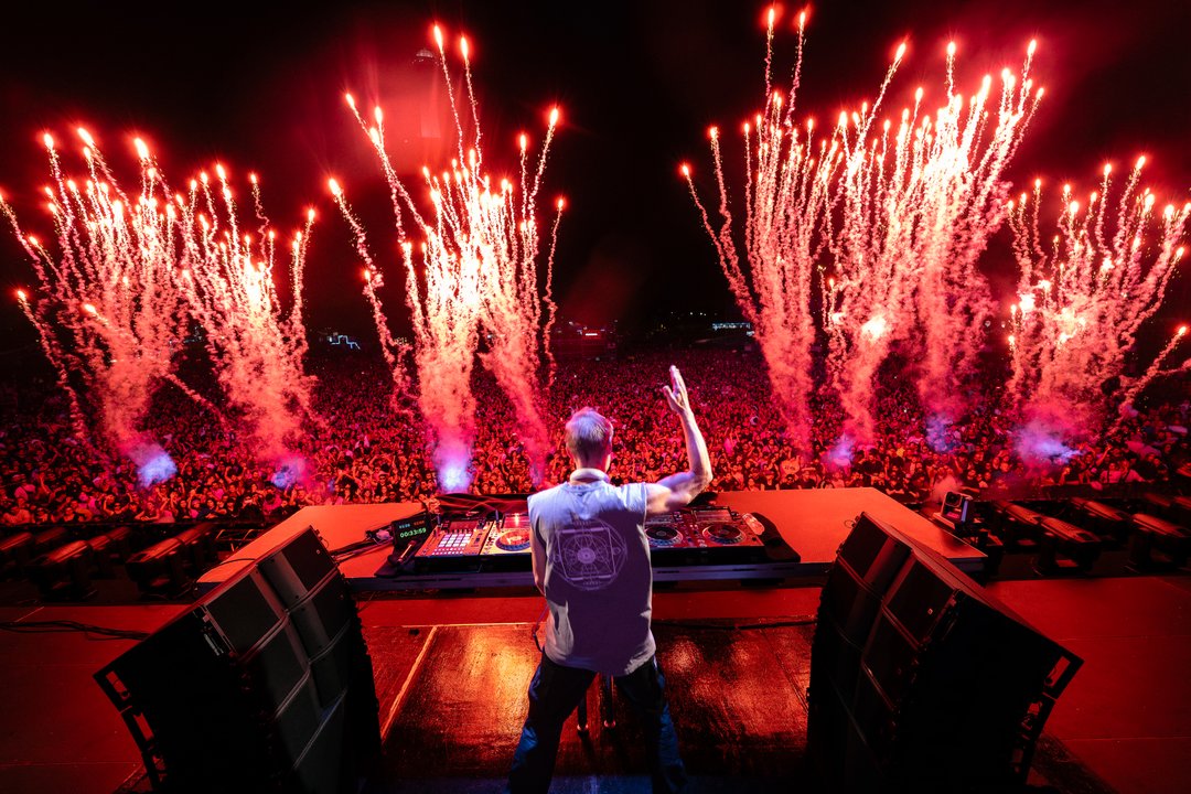 Escenario iluminado del festival Creamfields Argentina en Buenos Aires