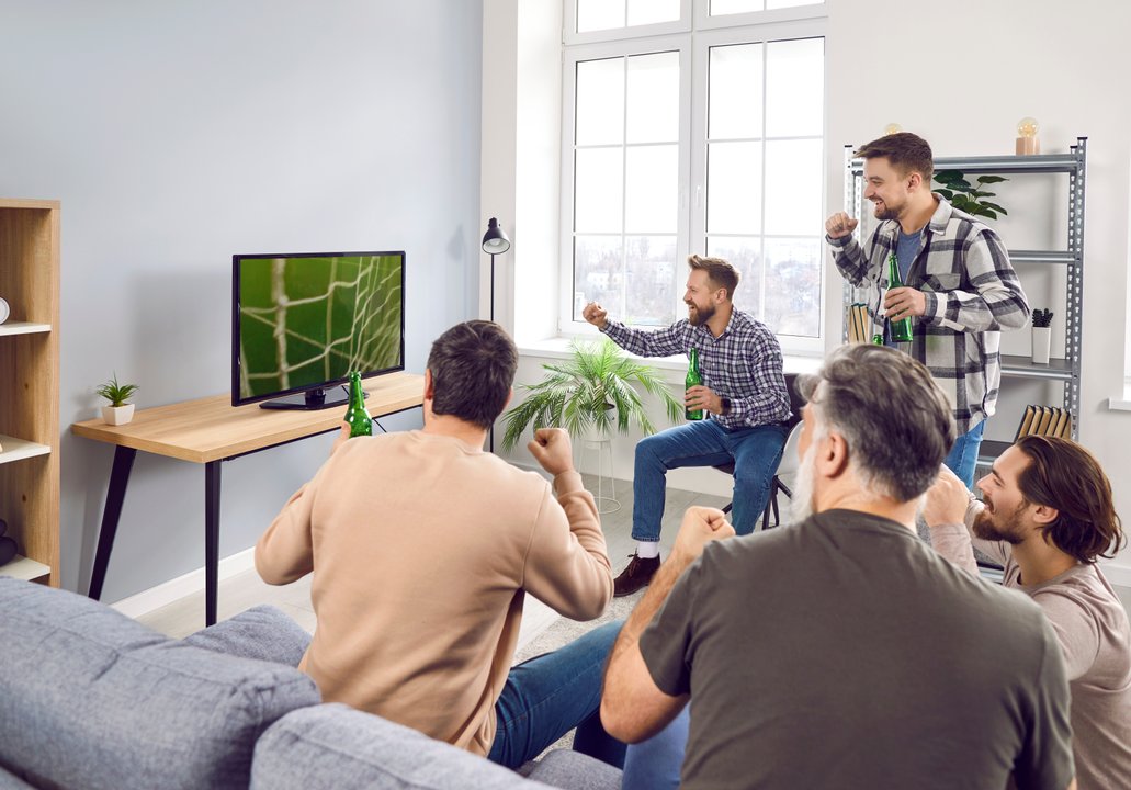 Hinchas argentinos mirando el Mundial por televisión
