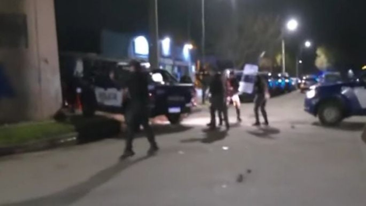 Caso Agostina: Incidentes entre la policía y vecinos que manifestaron ante la comisaría