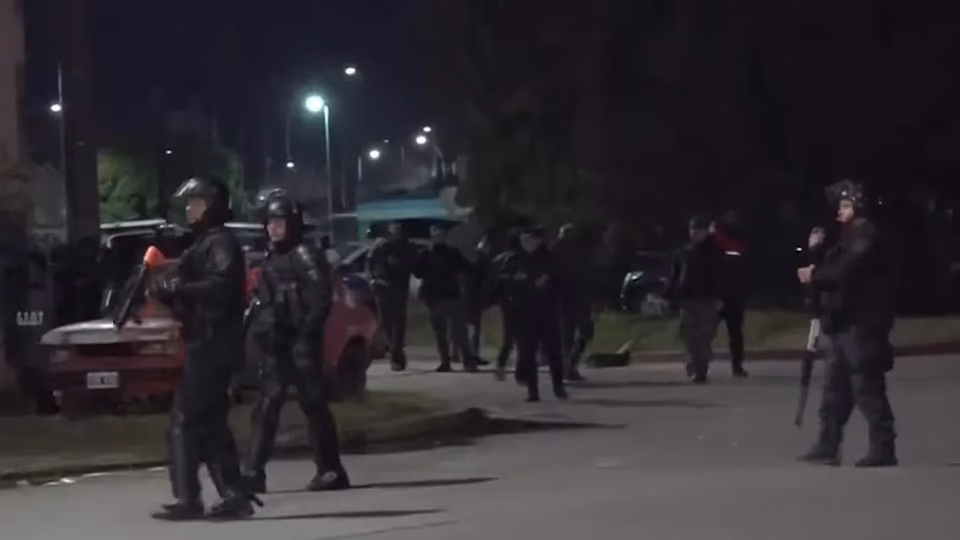La bronca popular se expandió con incidentes y reclamos de justicia. Foto: Agencia NA/Redes.