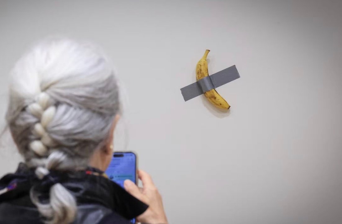 La obra 'Comedian' de Maurizio Cattelan con una banana pegada a la pared