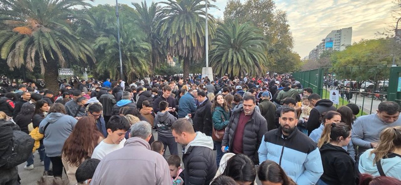 Caos en el Parque Rivadavia por el intercambio de figuritas del Mundial 2026
