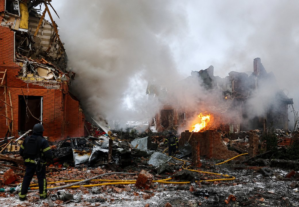 Edificios en Kiev envueltos en humo tras un ataque con misiles